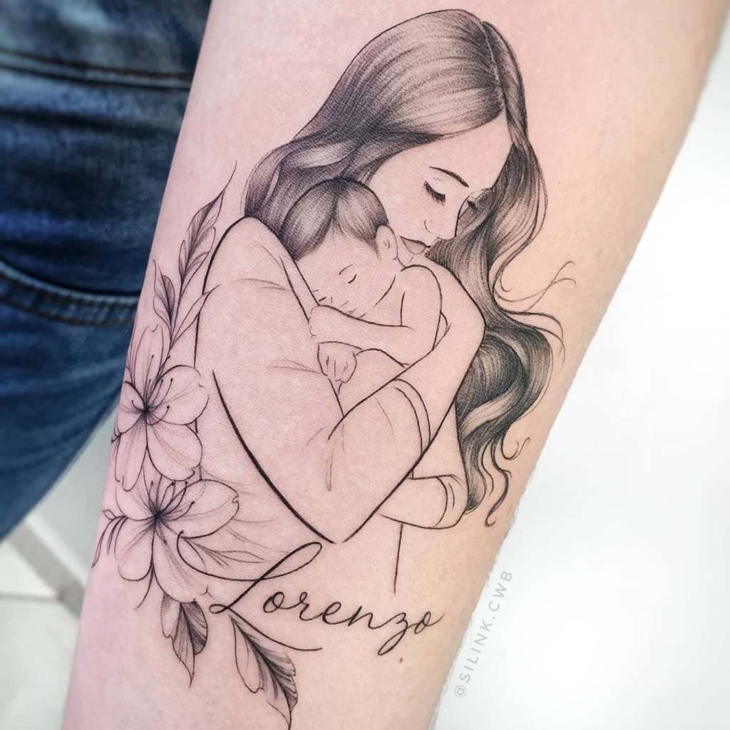 2 TOP 2 Tatuajes para madres Hijos y familia En estilo simil Lapiz fino negro madre abrazando a su Hijo bebe con Amor Flores y nombre Lorenzo