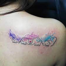 Tatuajes para Madres Hijos y Familia en omoplato madre elefanta con do hijas mujeres y un hijo varon acuarela y corazon