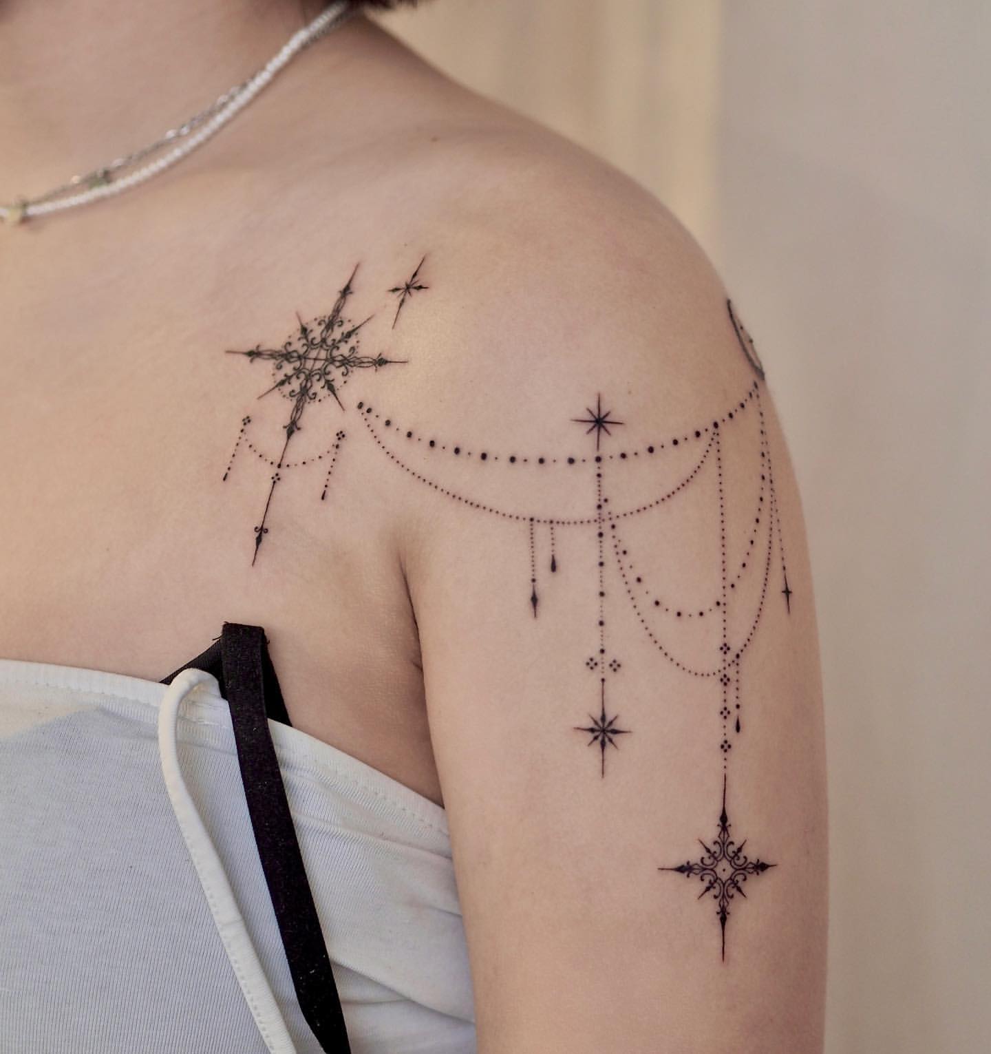 33 Stunning Shoulder Tattoos for Women in 2024