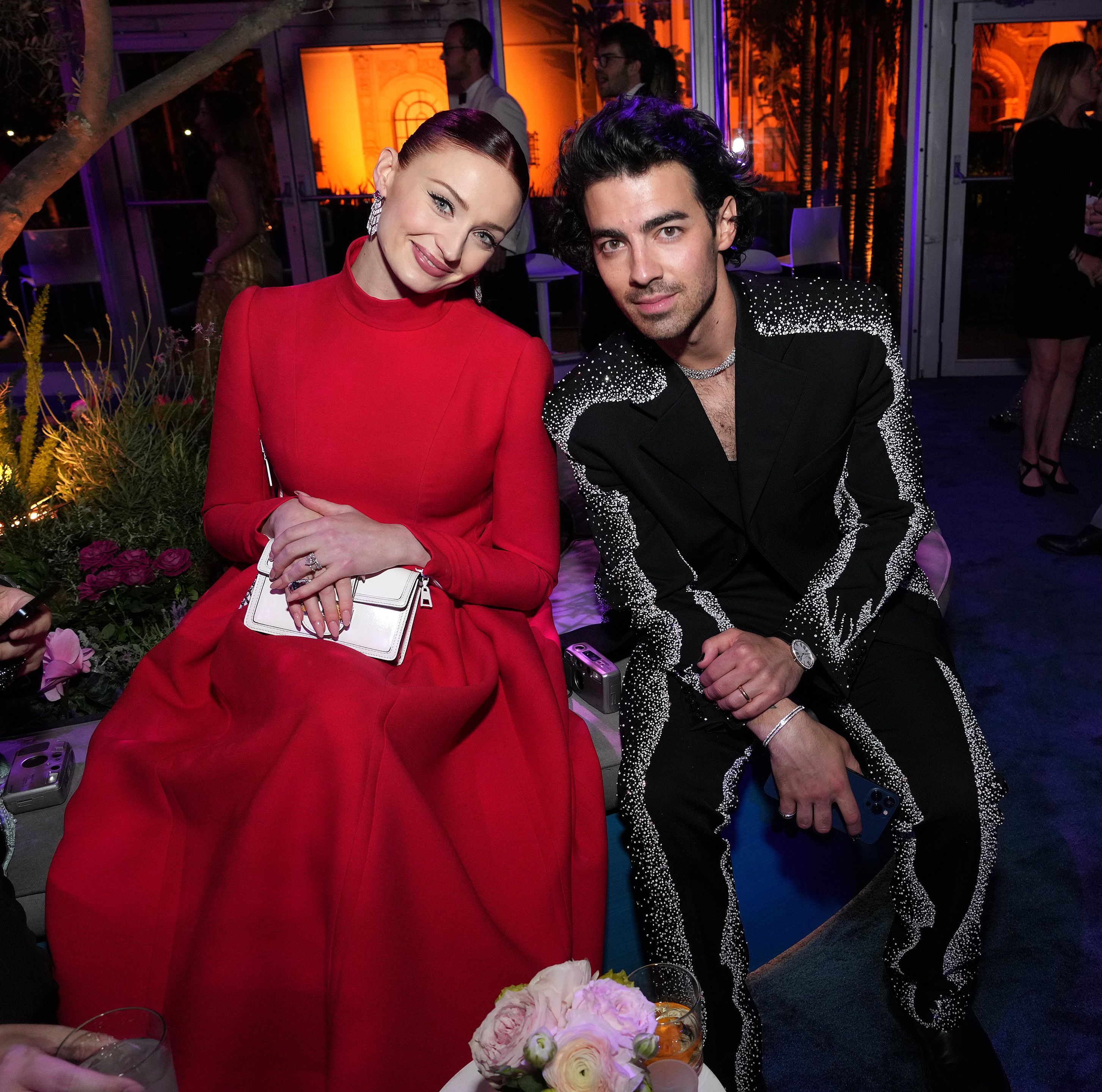 Sophie TUrner and Joe JOnas posing together