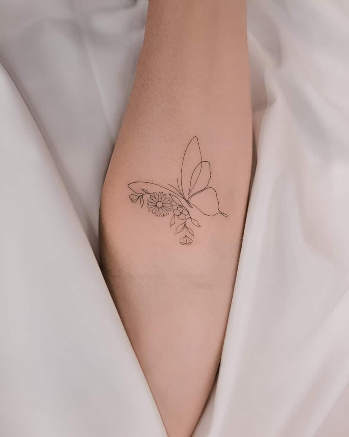 40 Feminine Mini Romantic Tattoos To Elevate Your Glam Like A Model 30