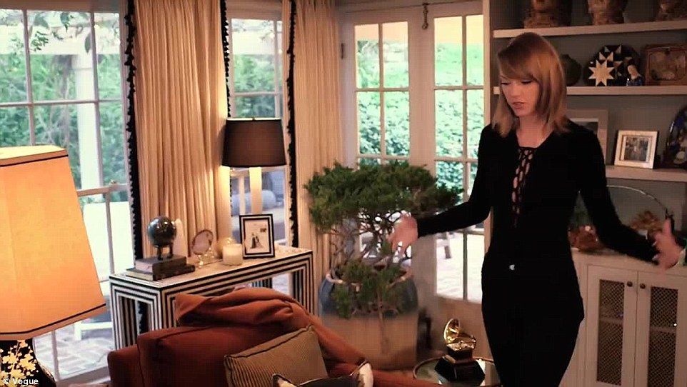 At home with Taylor! Swift opens the doors of Beverly Hills bungalow | Inside celebrity homes, Celebrity houses, Vogue home