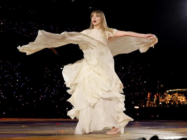 See Taylor Swift's feverish outfits during The Eras Tour - Photo 11.