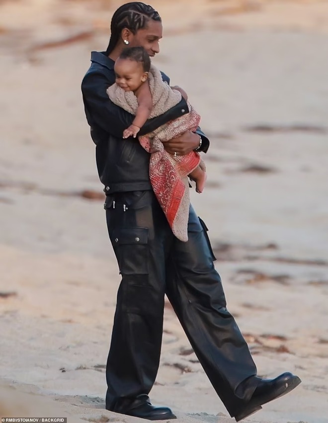 Rihanna shows off her first son's appearance for the first time, just one moment is enough to cause a storm on social media - Photo 4.