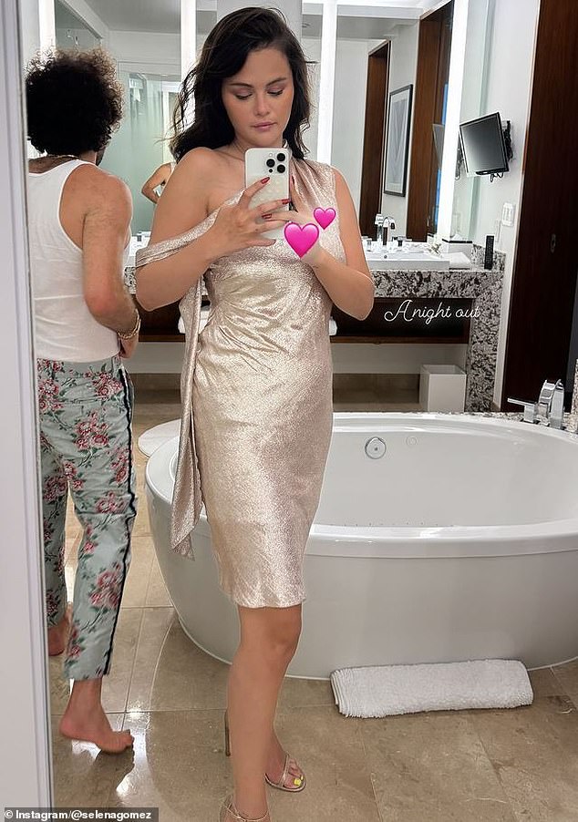 Selena set off the speculation with a mirror selfie in which she strategically placed a heart emoji over her left hand ring finger - leading fans to assume she was hiding a diamond there