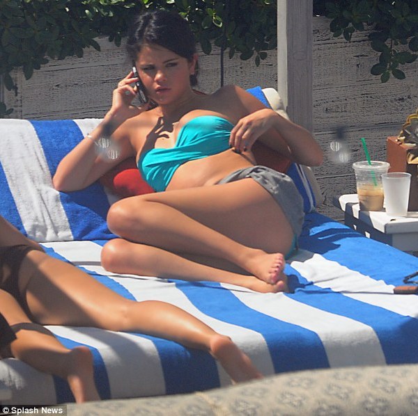 Selena Gomez nổi bật với bikini sexy