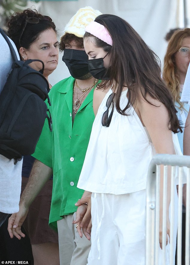 The inseparable couple - who began dating in June 2023 - attempted incognito but wound up standing out among the beach crowd due to their black disposable face masks