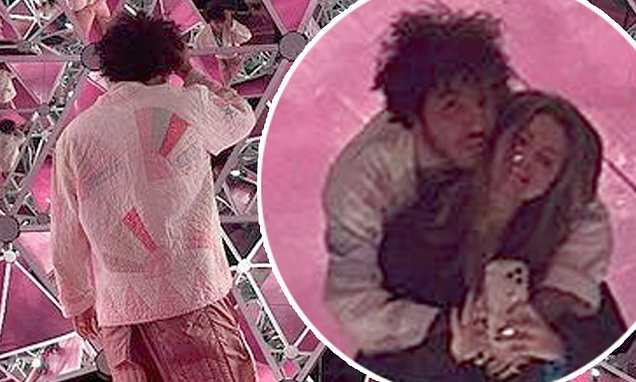 Selena Gomez cuddles up to boyfriend Benny Blanco as she shares sweet snaps  of their romantic date night at art exhibit | Daily Mail Online