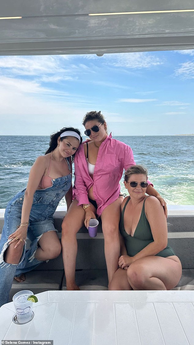 Selena Gomez puts her VERY ample assets on display in a pink bikini while  yachting with friends... a week after celebrating her 31st birthday in LA |  Daily Mail Online