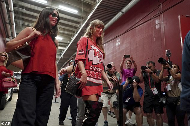 Taylor Swift has made her arrival at Arrowhead Stadium ahead of a game between the Cincinnati Bengals and her boyfriend Travis Kelce 's Kansas City Chiefs