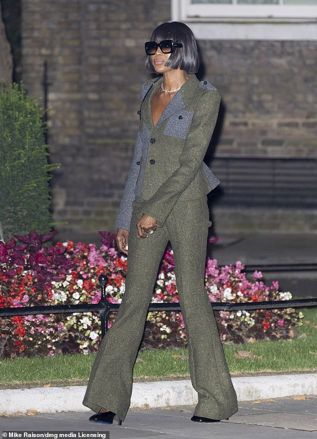 Completing her outfit, Naomi wore black patent heels and carried her belongings in a matching handbag