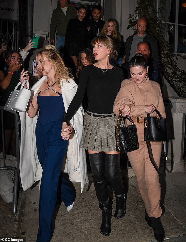 Taylor walked the streets of New York arm in arm with Brittany and Selena Gomez