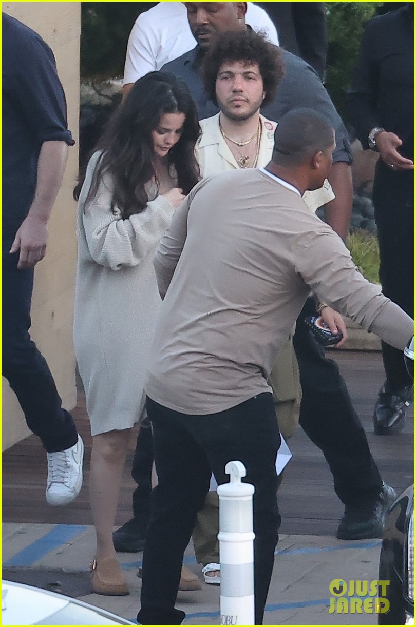 Selena Gomez & Benny Blanco Share Sweet Kiss During Date Night in Malibu:  Photo 5049316 | Benny Blanco, Selena Gomez Photos | Just Jared:  Entertainment News