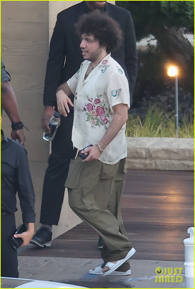 Selena Gomez & Benny Blanco Share Sweet Kiss During Date Night in Malibu:  Photo 5049345 | Benny Blanco, Selena Gomez Photos | Just Jared:  Entertainment News