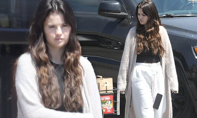 Selena Gomez looks comfy in baggy sweats and sweater as she spends Memorial  Day weekend in Malibu | Daily Mail Online