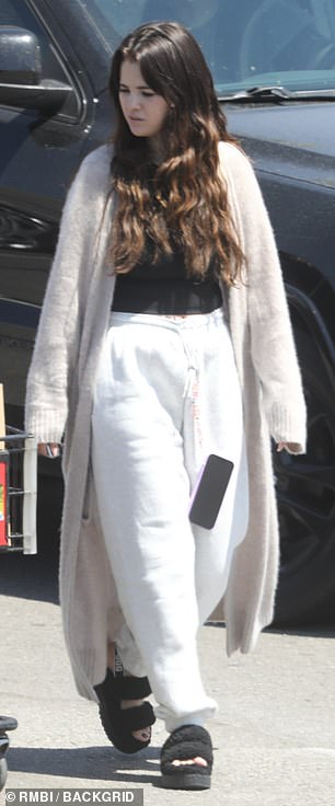 Selena Gomez looks comfy in baggy sweats and sweater as she spends Memorial  Day weekend in Malibu | Daily Mail Online